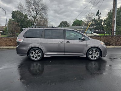2020 Toyota Sienna SE